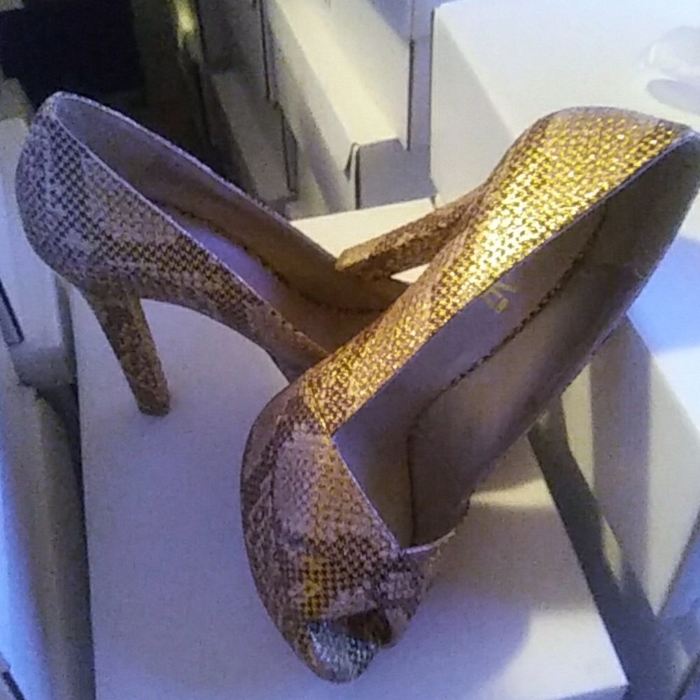 Shoes - Picture 3 of 4